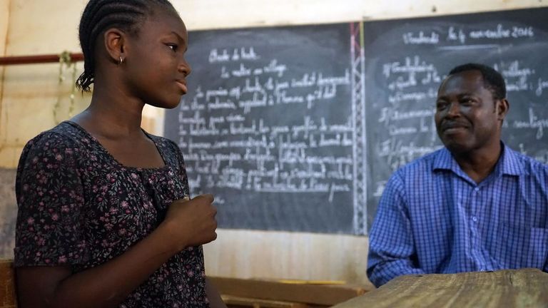 Au Burkina Faso, de jeunes sourds et entendants étudient ensemble.